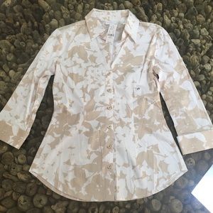 💙NY & Co quarter length fitted stretch blouse.